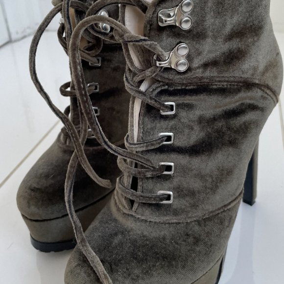 Mistress Rocks Boots - Picture 4 of 7